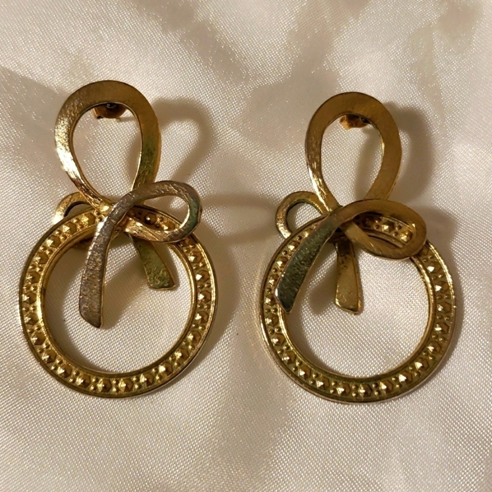 Earrings. Collor Gold